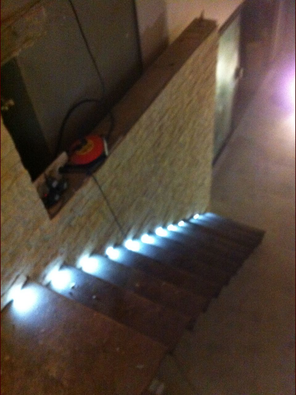 montage d un escalier marche en acier flottantes avec clairage led