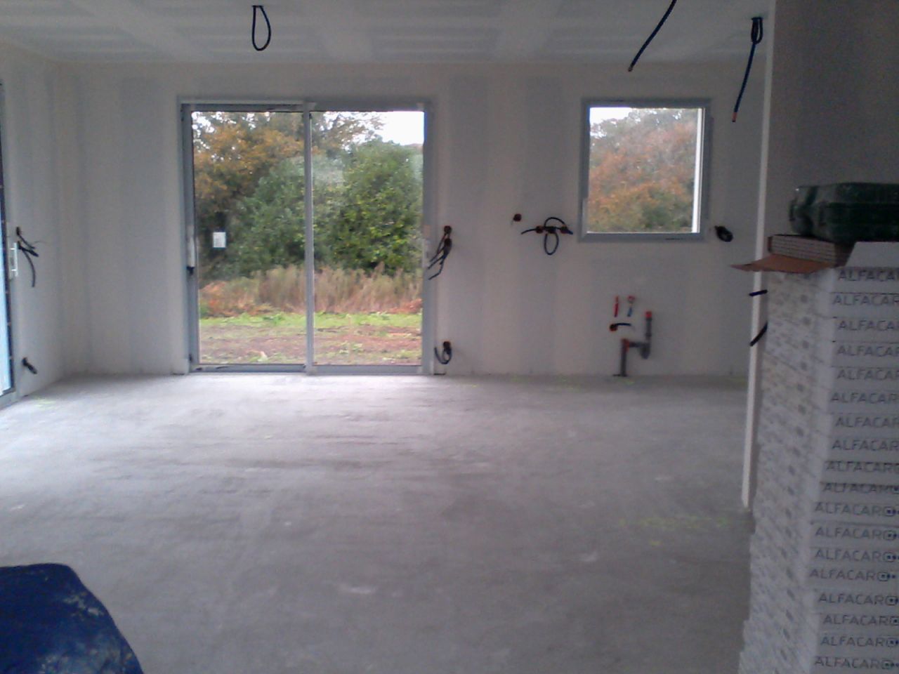salle a manger/ cuisine vu de l'entrée