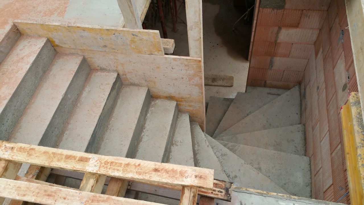 Dalle étage coulée début du montage des pignons Escaliers