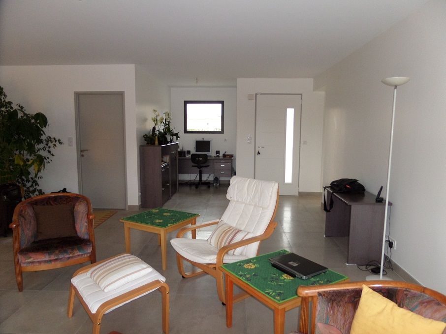 Salon, bureau et porte d?entrée