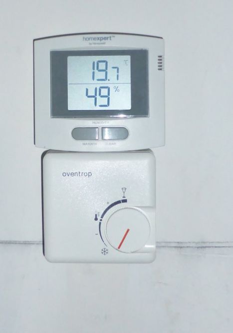 Thermostat d'ambiance Oventrop.
<br />
Simple thermomtre/hygromtre pour voir les informations.