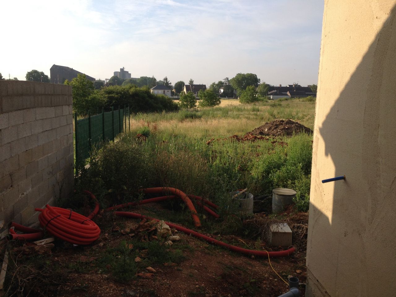 Emplacement garage au fond du terrain