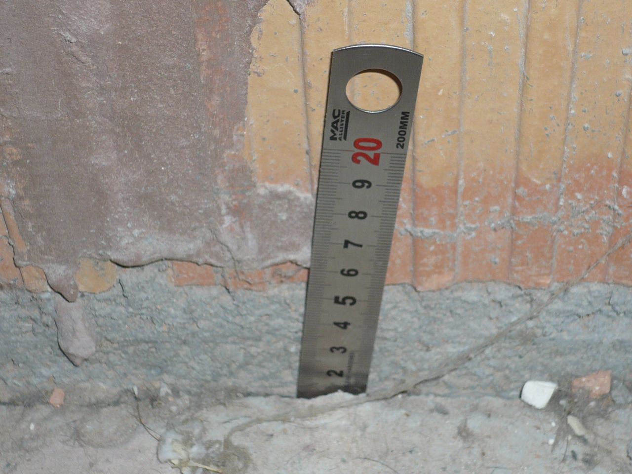 Fissure dans la dalle du garage de 10 a 15 cm de profondeur selon l'endroit