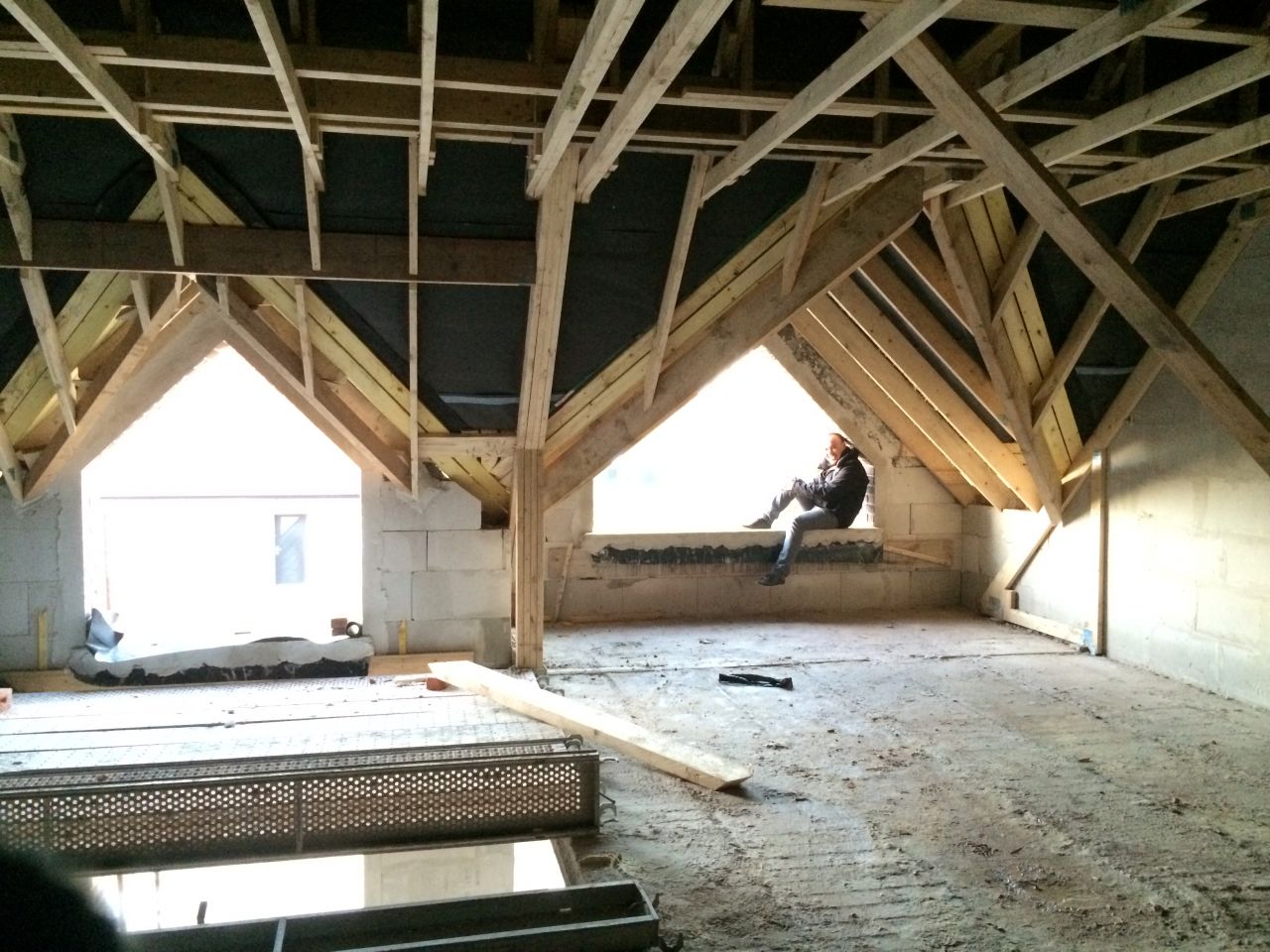 Charpente terminée - Vue sur vide sur hall et future fenêtre de la chambre de notre fils
