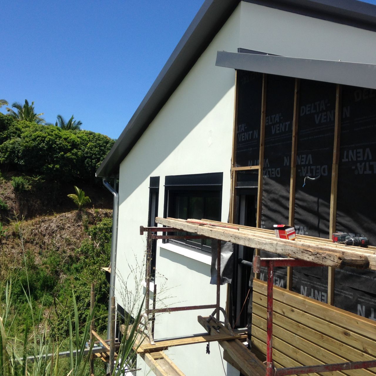 Bardage en cours de finition et 1ère couche de peinture
