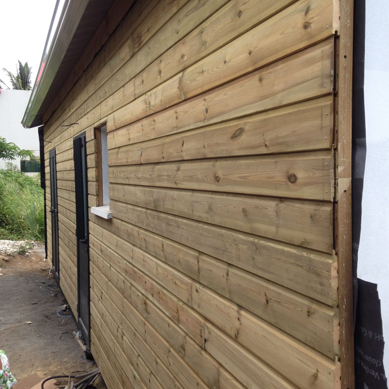 Bardage en cours de finition
