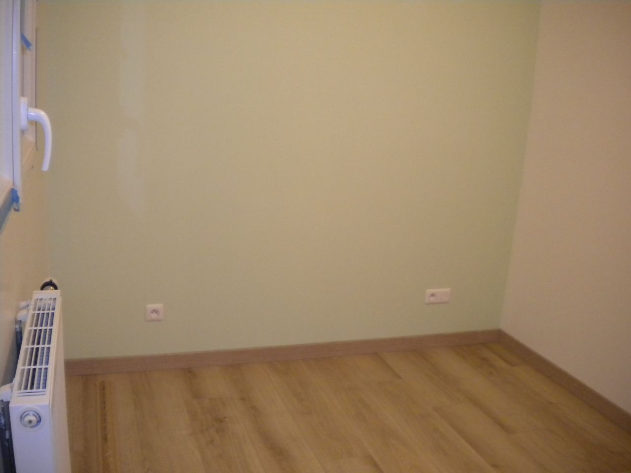 Bureau peint et plancher fait