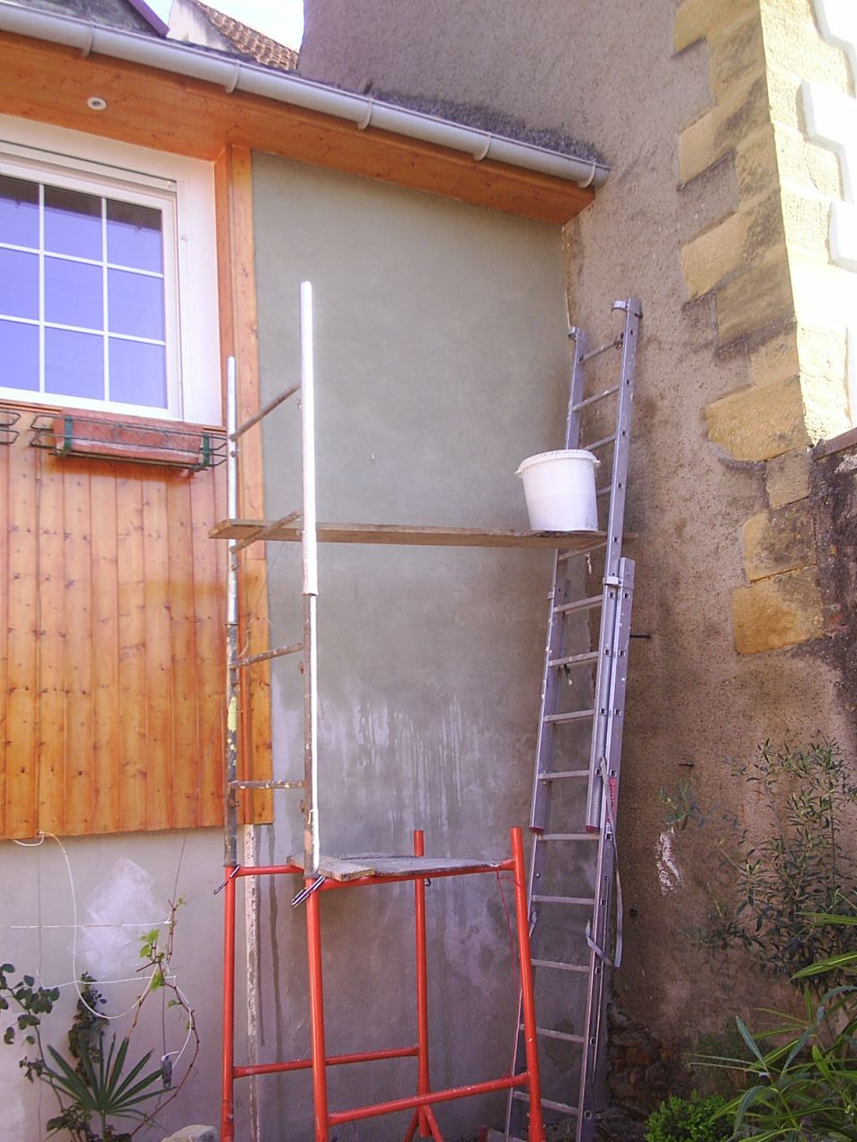 Crépisssage du mur de façade terminé. Ne reste plus qu'un bon coup de peinture après séchage