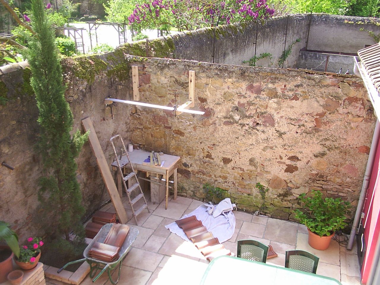 Création du barbecue. Rien de bien compliqué, j'ai créé une table en béton et un toit au-desssus. en cour de construction sur cette photo