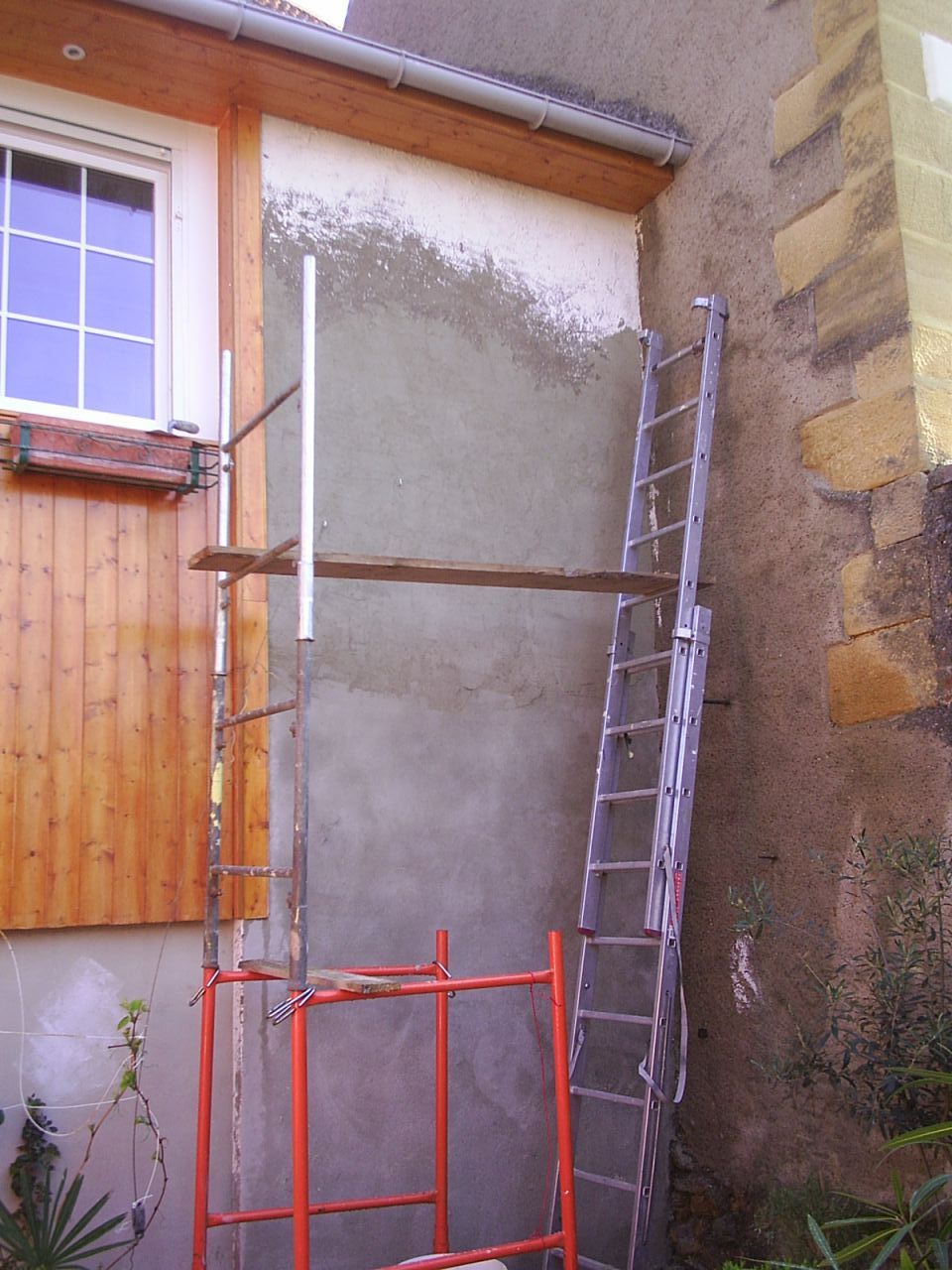 Crépisssage du mur de façade.