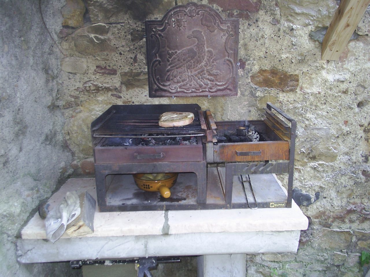 Barbecue terminÃ©. J'ai rÃ©cupÃ©rÃ© cette cassette de marque SUPRA. J'ai 2 foyers dont celui de droite a une position inclinÃ© pour rotir!!!

  Sous le foyer de gauche on peu maintenir au chaud des plats. TrÃ¨s pratique!!