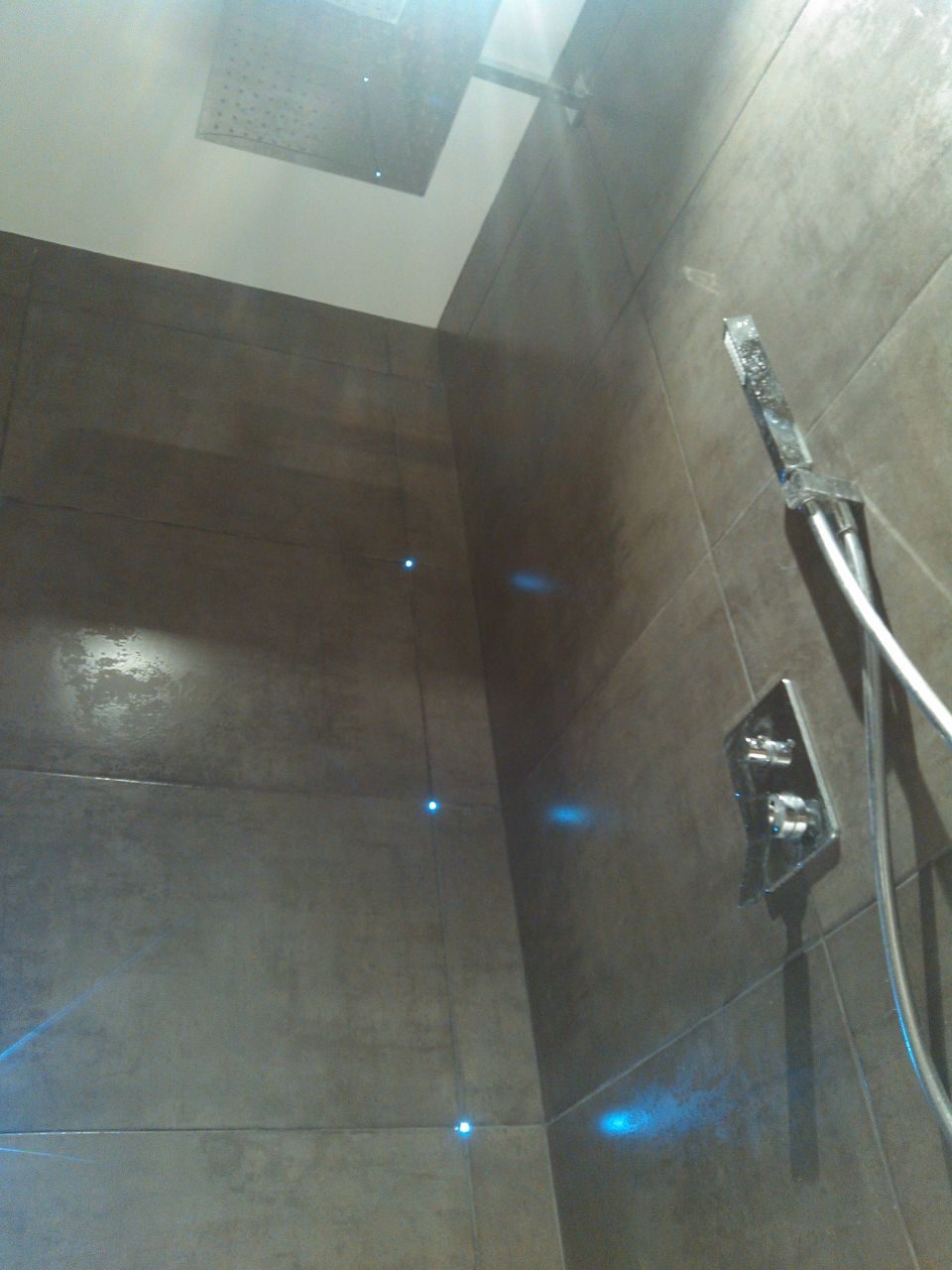 douche italienne avec led intgrs dans les joints de carrelage et robinetterie intgre