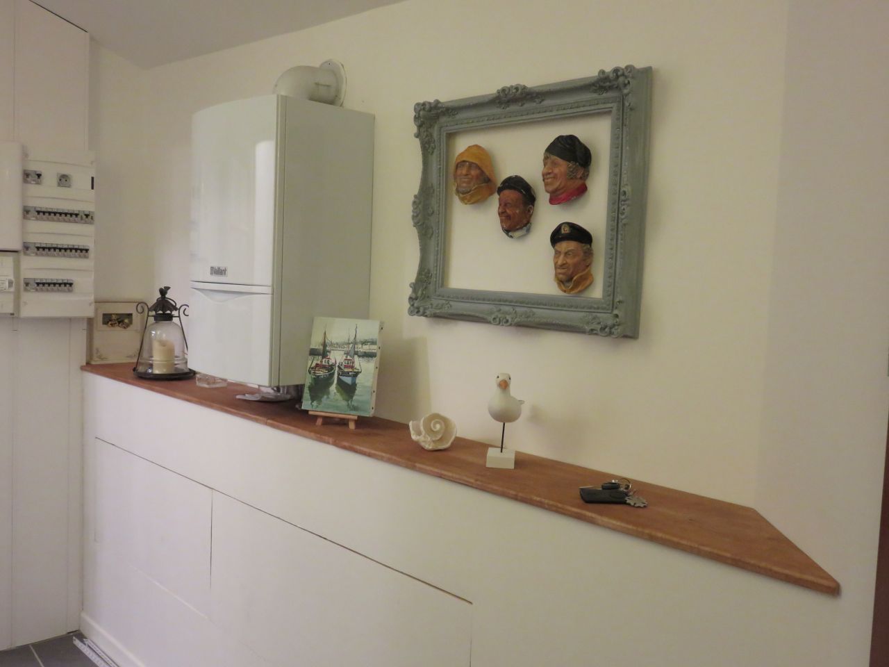 Ambiance bord de mer avec mes t�tes de Bossons chin�es et un tableau d'Honfleur