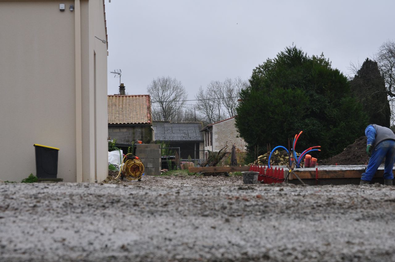 Niveau de notre maison par rapport a celui en construction  ct de chez nous.
<br />
On voit leur dalleur dja au niveau de la route alors que nous, on est bien en dessous