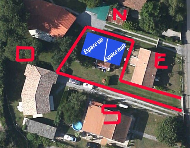 Implantation prévue de la maison en bleu.
<br />
Limites séparatives en rouge.