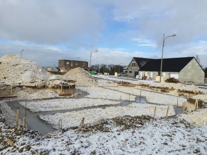 Fondations qui essayent de scher sous la neige