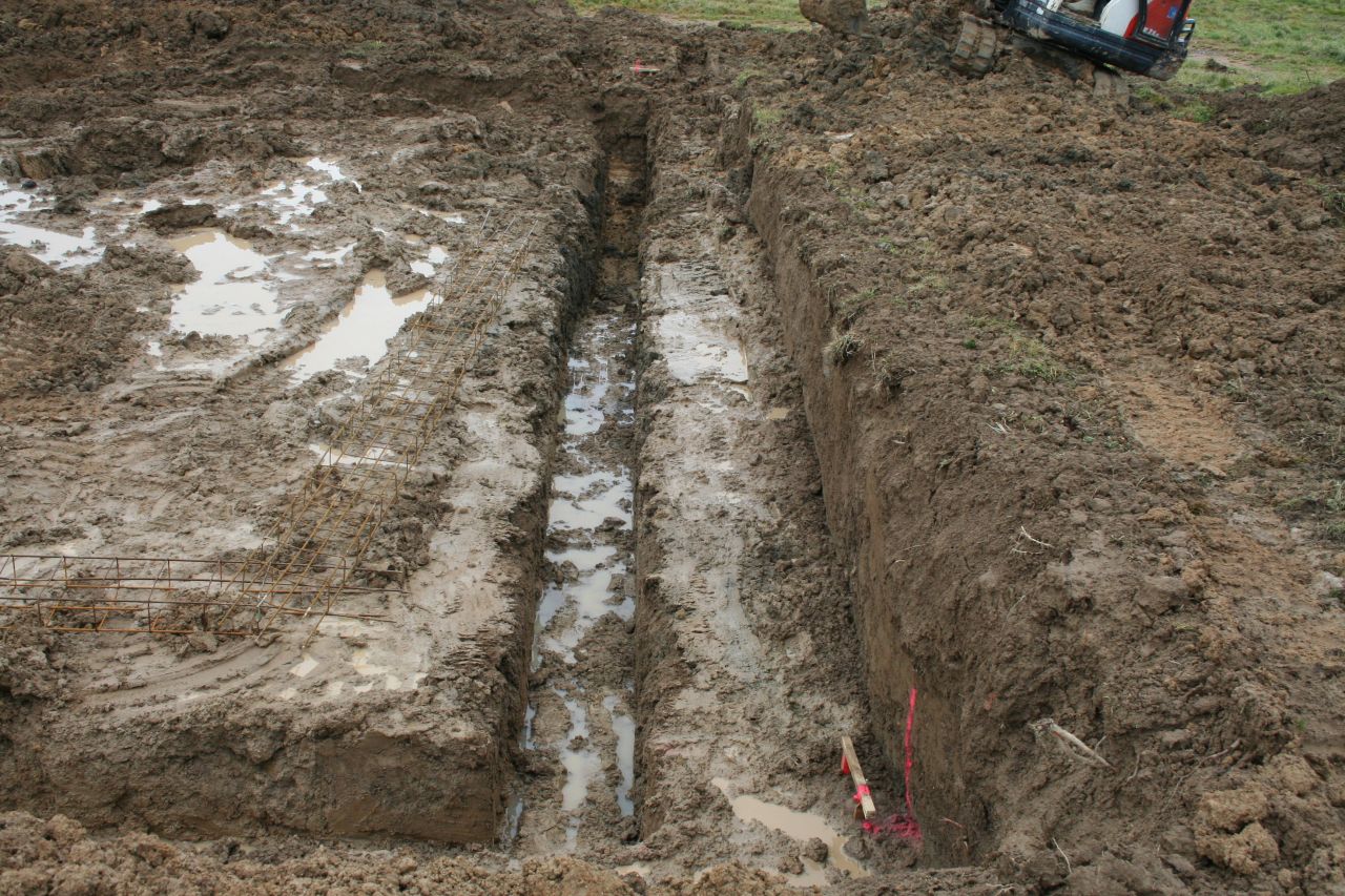 La mauvaise surprise. Du remblai ! Il a fallu creuser plus de 1,50 m pour trouver le dur.