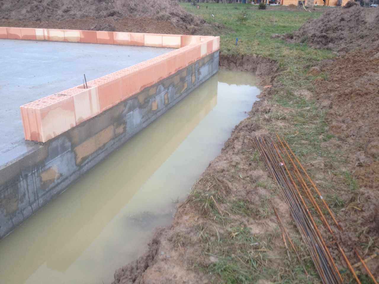 Y as un paquet d'eau va falloir drain le pavillon et la bordure du terrain pour tre tranquille