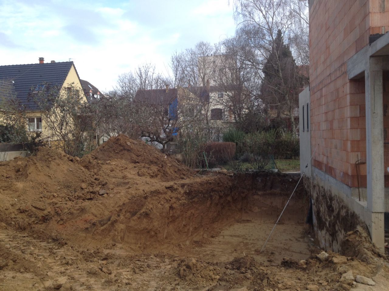 Dbut du terrassement (la maison en construction  droite sur la photo est celle du voisin).