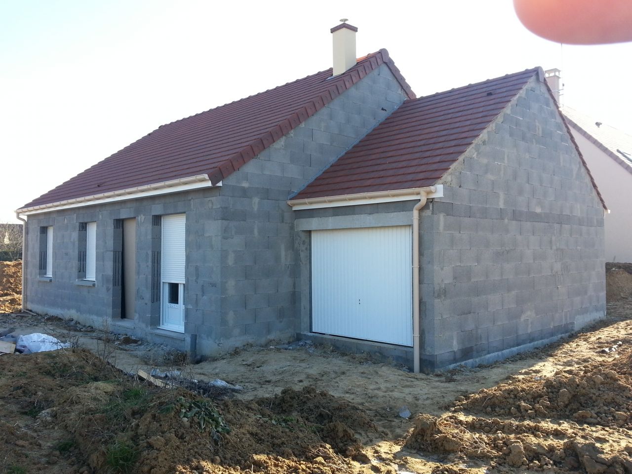 Face avant de la maison avec les volets ferms, cot garage
<br />
(Sans la porte d'entre)