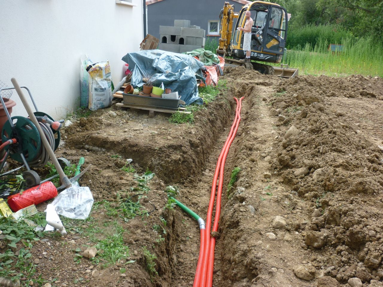 tranchées électriques pour terrasse et future piscine, faites par nos soins
