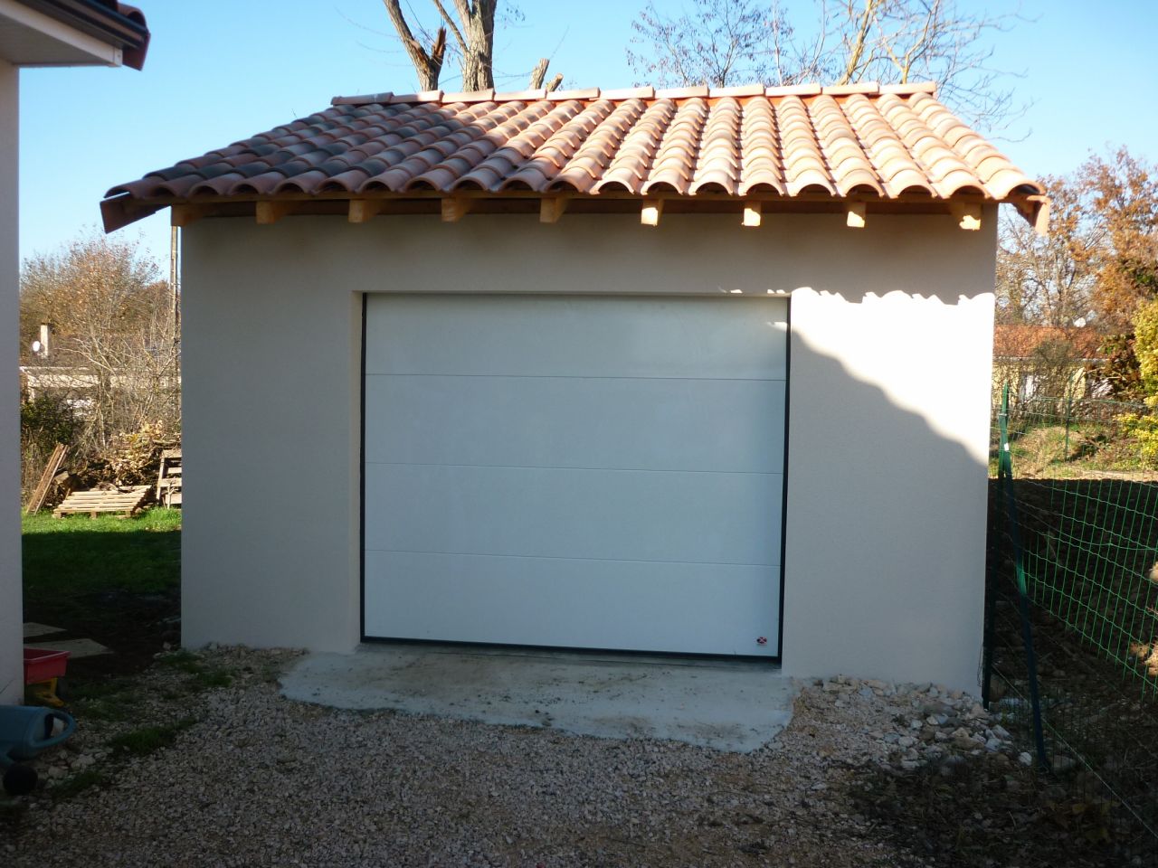 garage presque fini (manque gouttières) et crépi fait par artisan.
