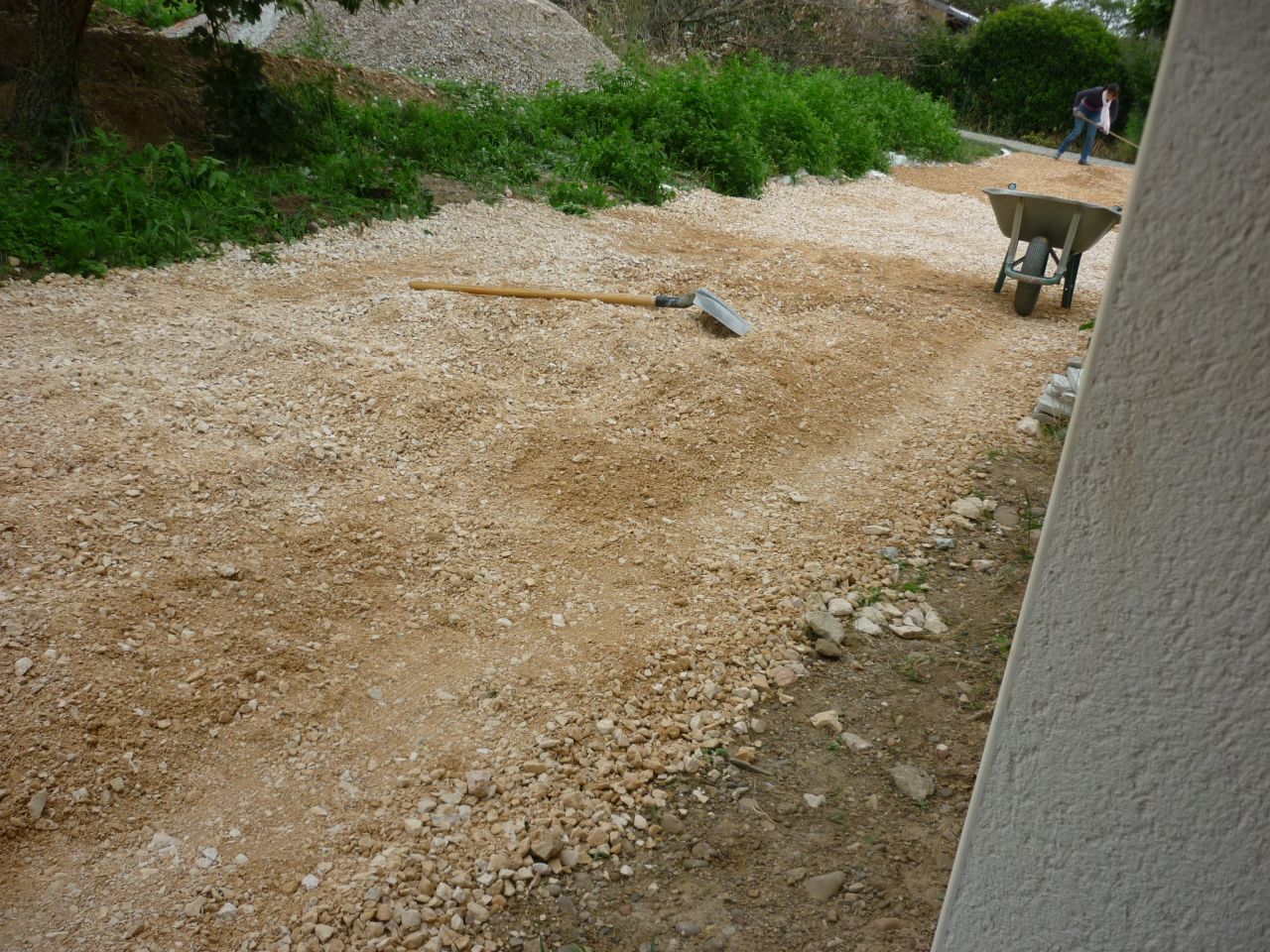étalage manuel de pierres calcaires sur chemin d'accès