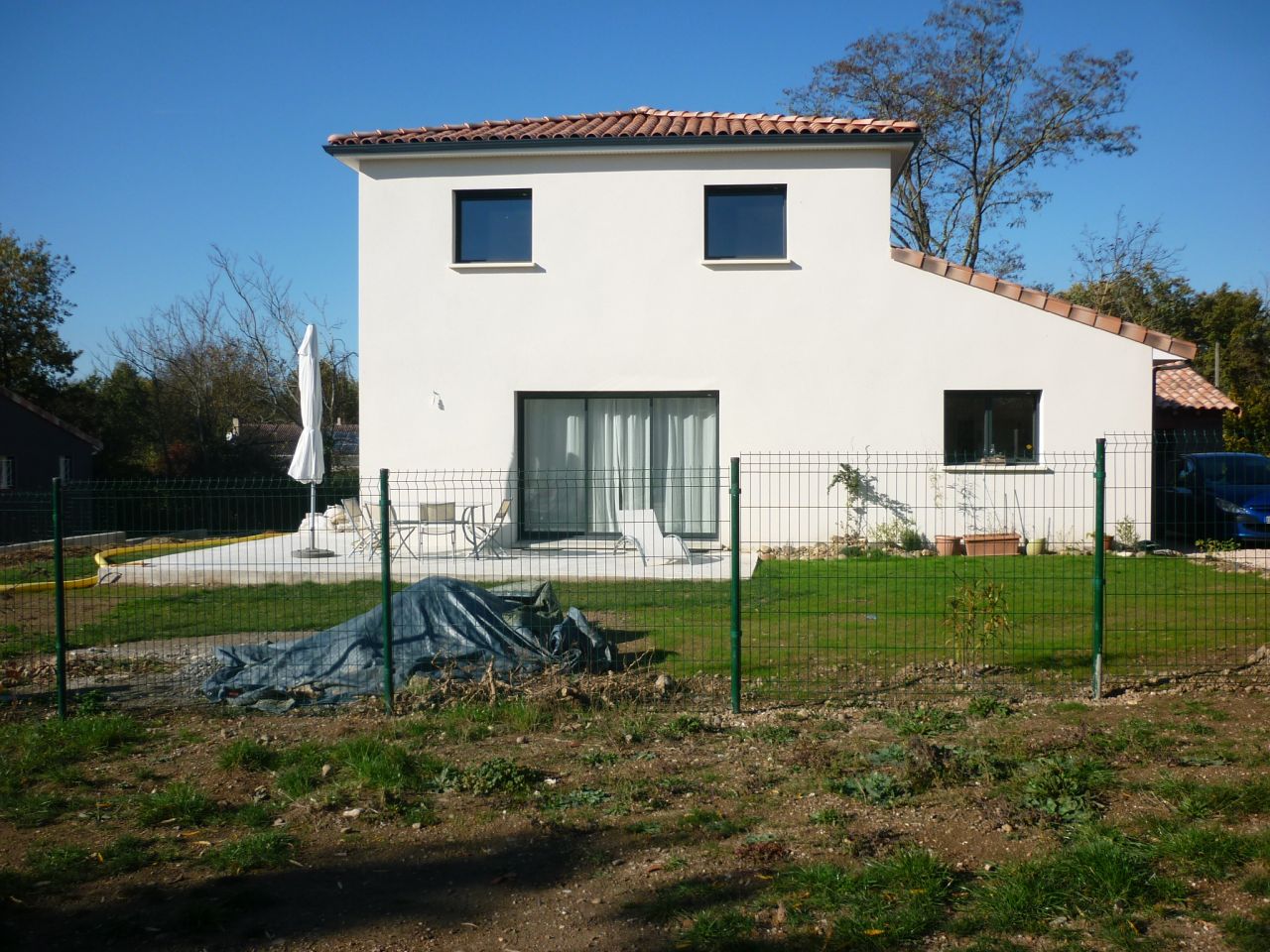 maison finie, grillage extérieur posé