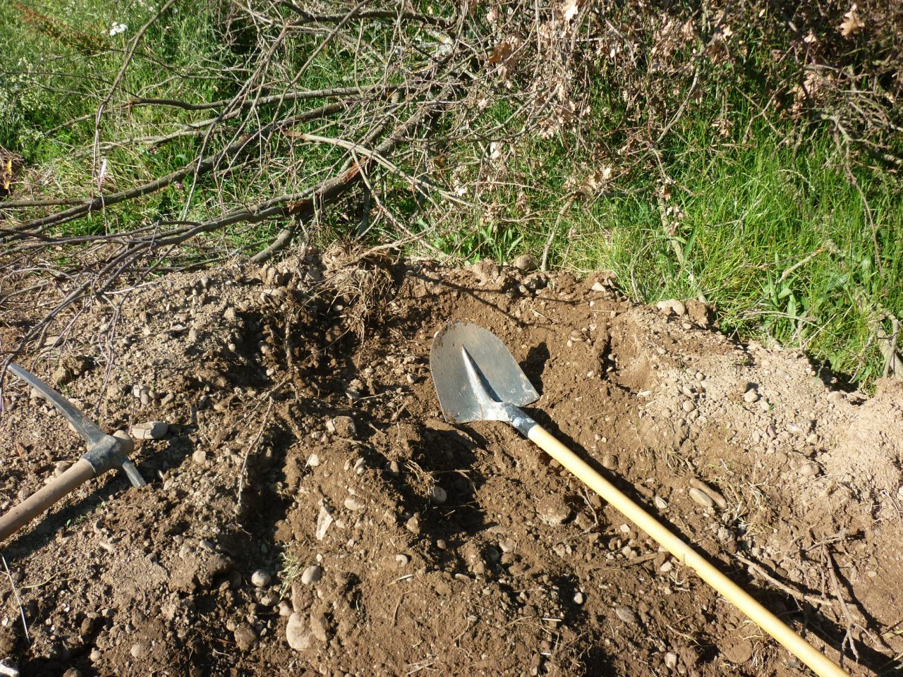 recherche de la trappe de visite TELECOM...après passage du terrassier !