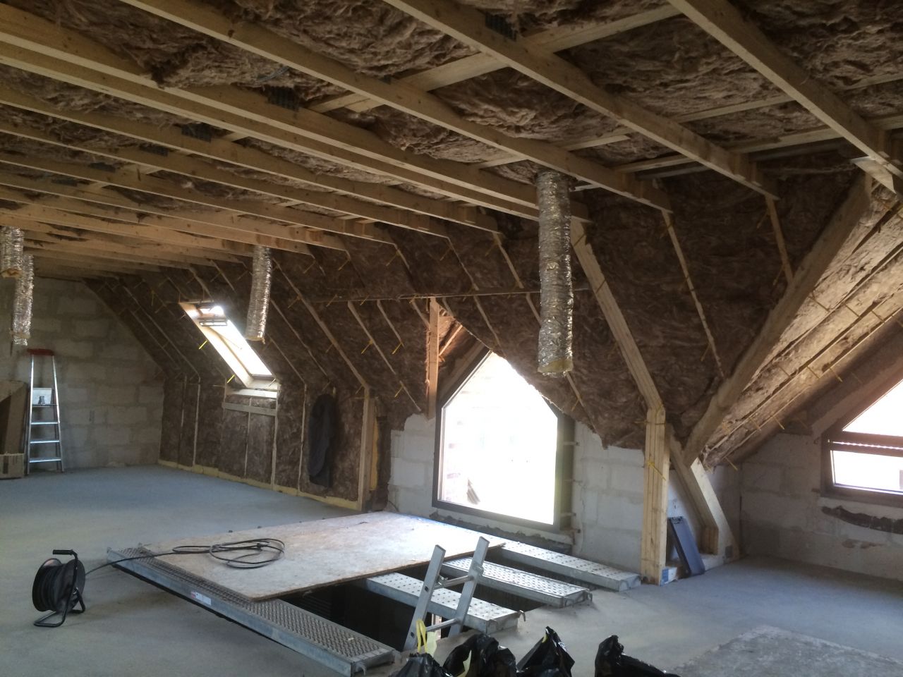 Première couche mise en 140 mm nu semi rigide entre les chevrons montants. Ensuite on mettra du 160 mm Kraft puis la membrane Isovair