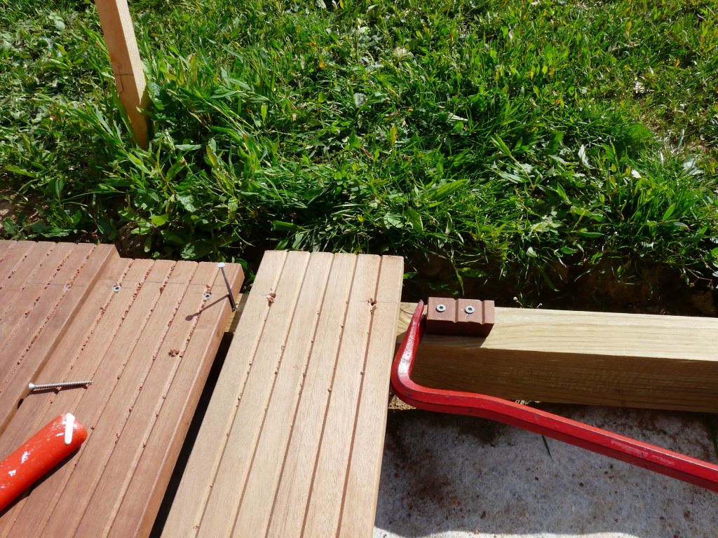 Comment redresser une lame de terrasse ?