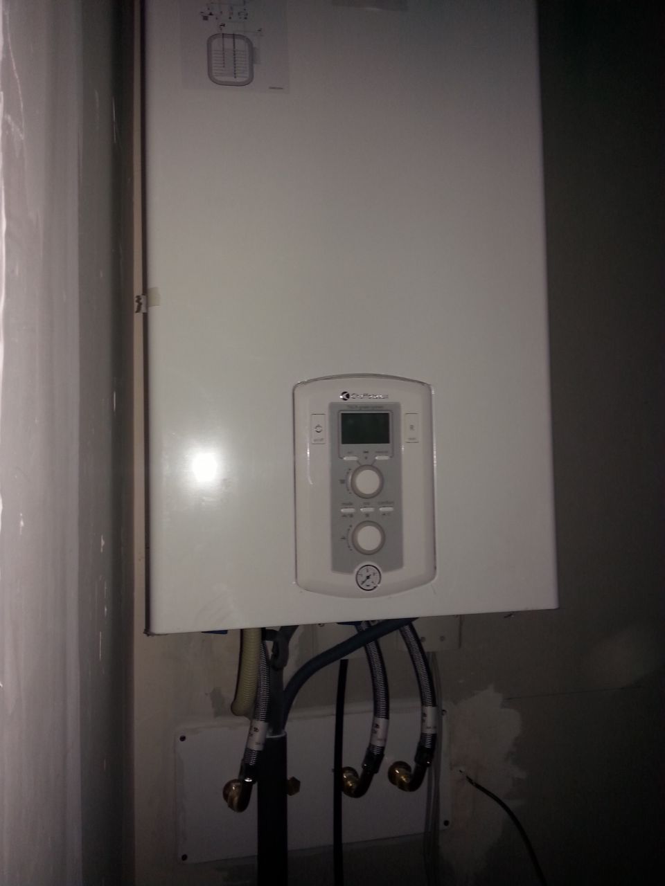 chaudière a gaz fixé mais trop prêt du mur donc je ne peux y coulisser une porte grrrrrr