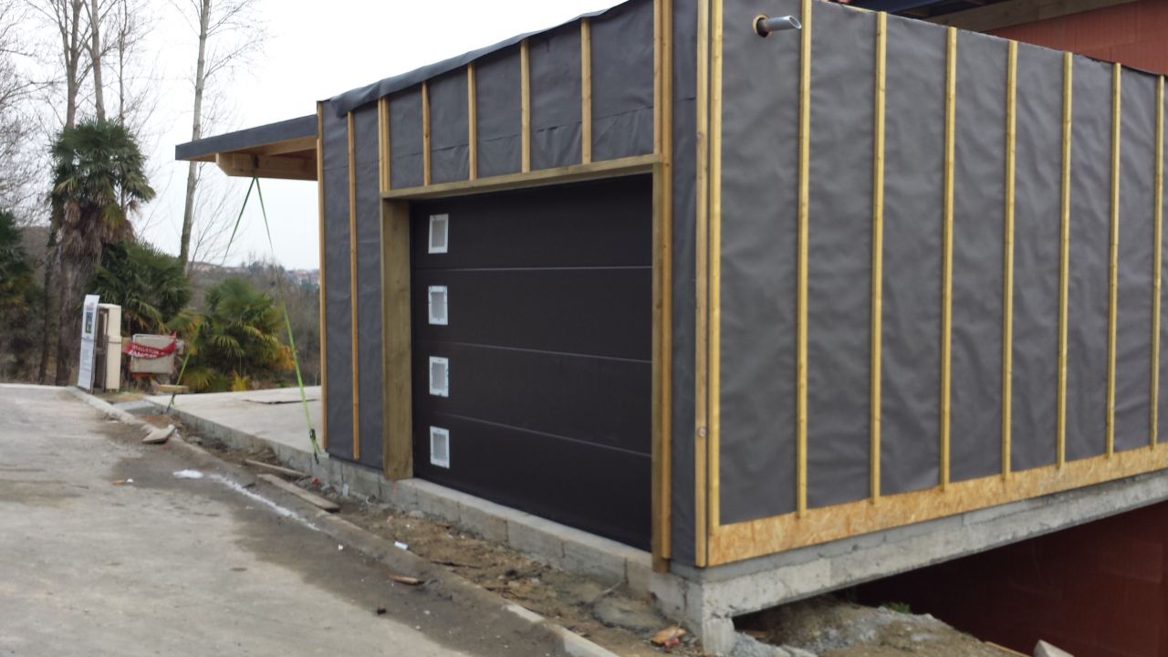 petite inversion... livraison de la porte de garage avec des hublots... carrés!
<br />
Nous souhaitions des ronds... et sur le bon de commande, il y a uniquement marqué hublot.
<br />
pas de pb.. on va vous remplacer les panneaux