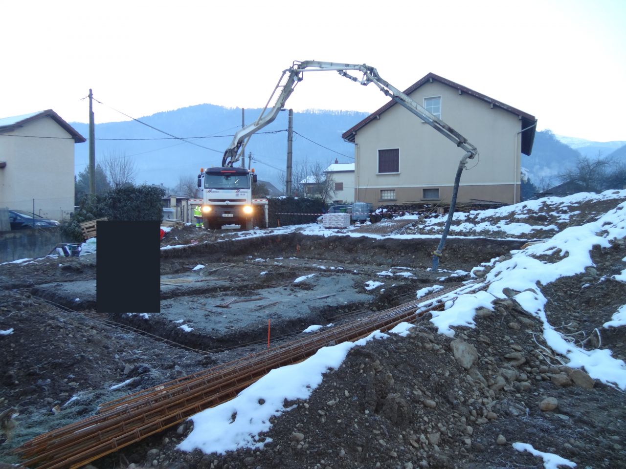 Coulage du bton avant pose du ferraillage vertical pour faire des attentes. A priori pas la meilleure mthode.