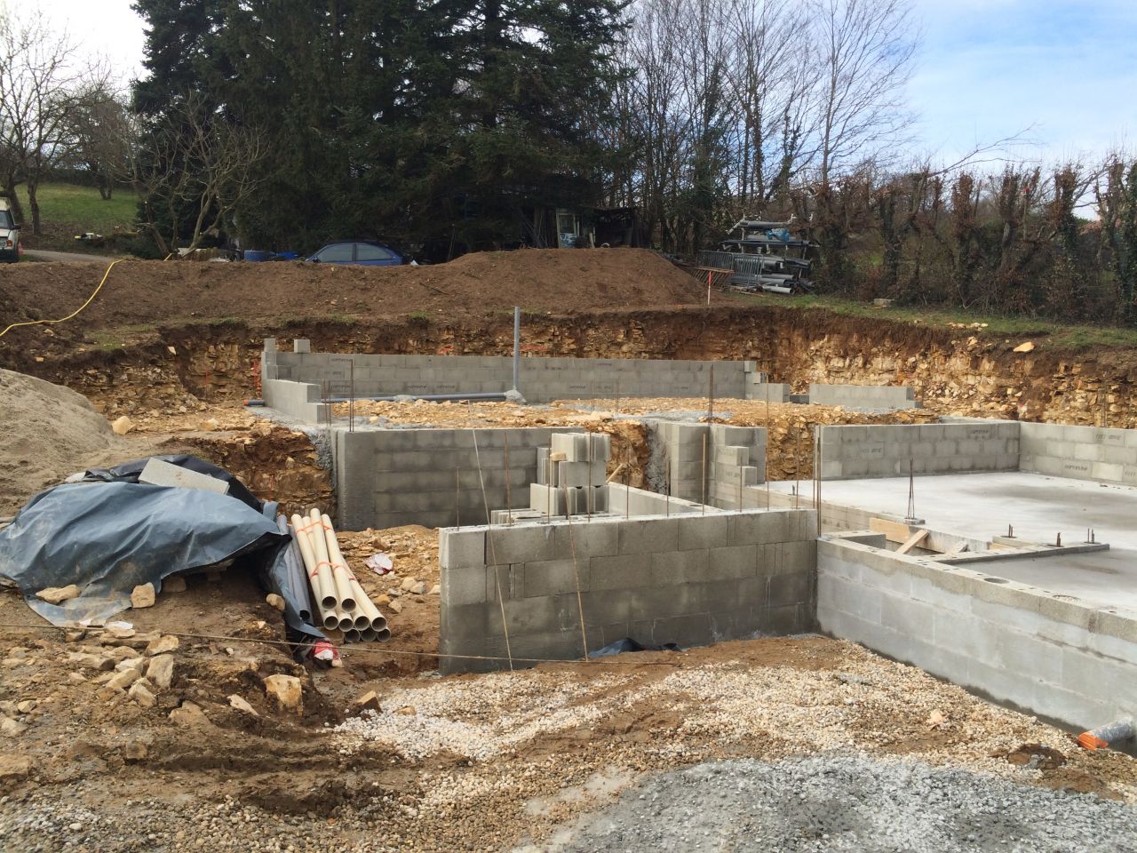 Dalle termine, les murs du sous sol commencent  monter : la soutnement futur terrasse