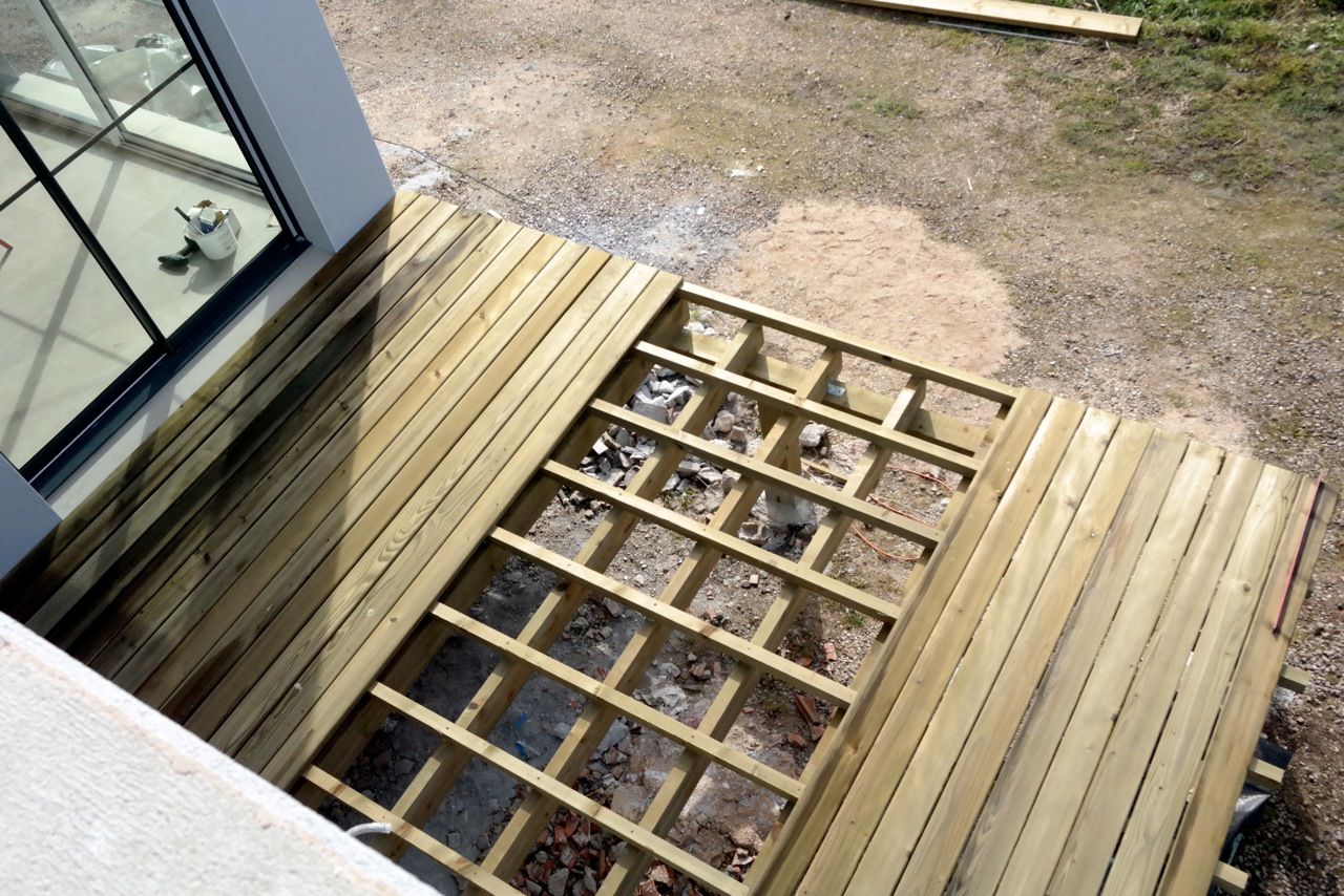 Réalisation de la terrasse devant salon - 20m2
<br />
Lames de 28mm d'ep sur 14 cm de large
<br />
Lambourdes de 50x75 mm, entraxe de 41cm
<br />
Solives de 60x200 mm, entraxe de 50
<br />
Le tout sur poteaux et poutres de 15x15 cm
<br />
Traitement par imprégnation autoclave type poteau télégraphique (classe 4 ou   ??)