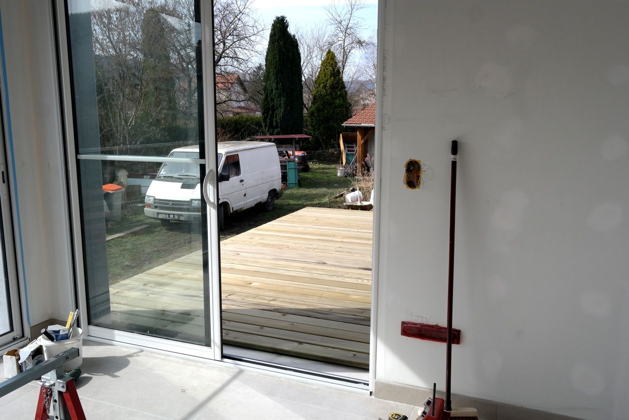 Réalisation de la terrasse devant salon - 20m2
<br />
Lames de 28mm d'ep sur 14 cm de large
<br />
Lambourdes de 50x75 mm, entraxe de 41cm
<br />
Solives de 60x200 mm, entraxe de 50
<br />
Le tout sur poteaux et poutres de 15x15 cm
<br />
Traitement par imprégnation autoclave type poteau télégraphique (classe 4 ou   ??)