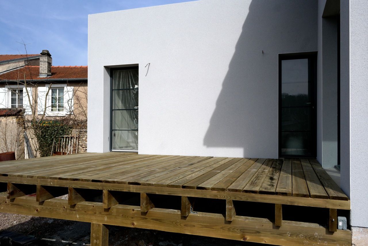 Réalisation de la terrasse devant salon - 20m2
<br />
Lames de 28mm d'ep sur 14 cm de large
<br />
Lambourdes de 50x75 mm, entraxe de 41cm
<br />
Solives de 60x200 mm, entraxe de 50
<br />
Le tout sur poteaux et poutres de 15x15 cm
<br />
Traitement par imprégnation autoclave type poteau télégraphique (classe 4 ou   ??)