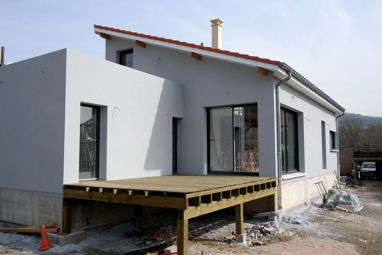 Réalisation de la terrasse devant salon - 20m2
<br />
Lames de 28mm d'ep sur 14 cm de large
<br />
Lambourdes de 50x75 mm, entraxe de 41cm
<br />
Solives de 60x200 mm, entraxe de 50
<br />
Le tout sur poteaux et poutres de 15x15 cm
<br />
Traitement par imprégnation autoclave type poteau télégraphique (classe 4 ou   ??)