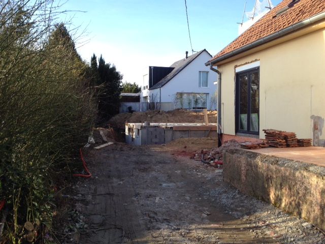 Au fond du terrain, entre les deux maisons, notre construction sort de terre.