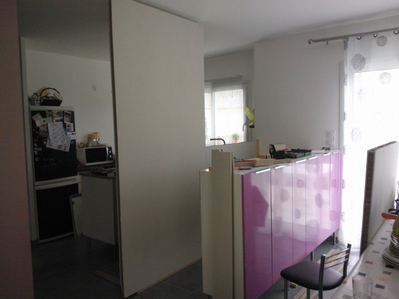 Pose d'une cloison pour séparer la cuisine de la salle à manger