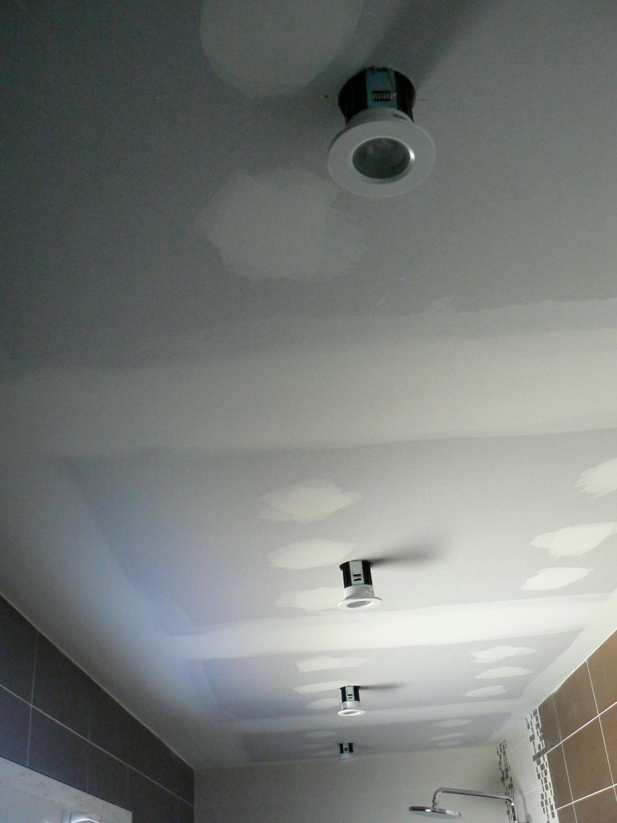 Implantation des spots dans la salle d'eau parentale