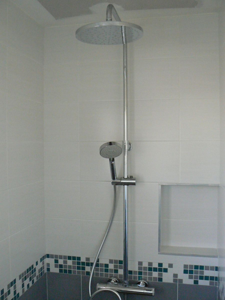 Douche de la salle d'eau des enfants à l'étage