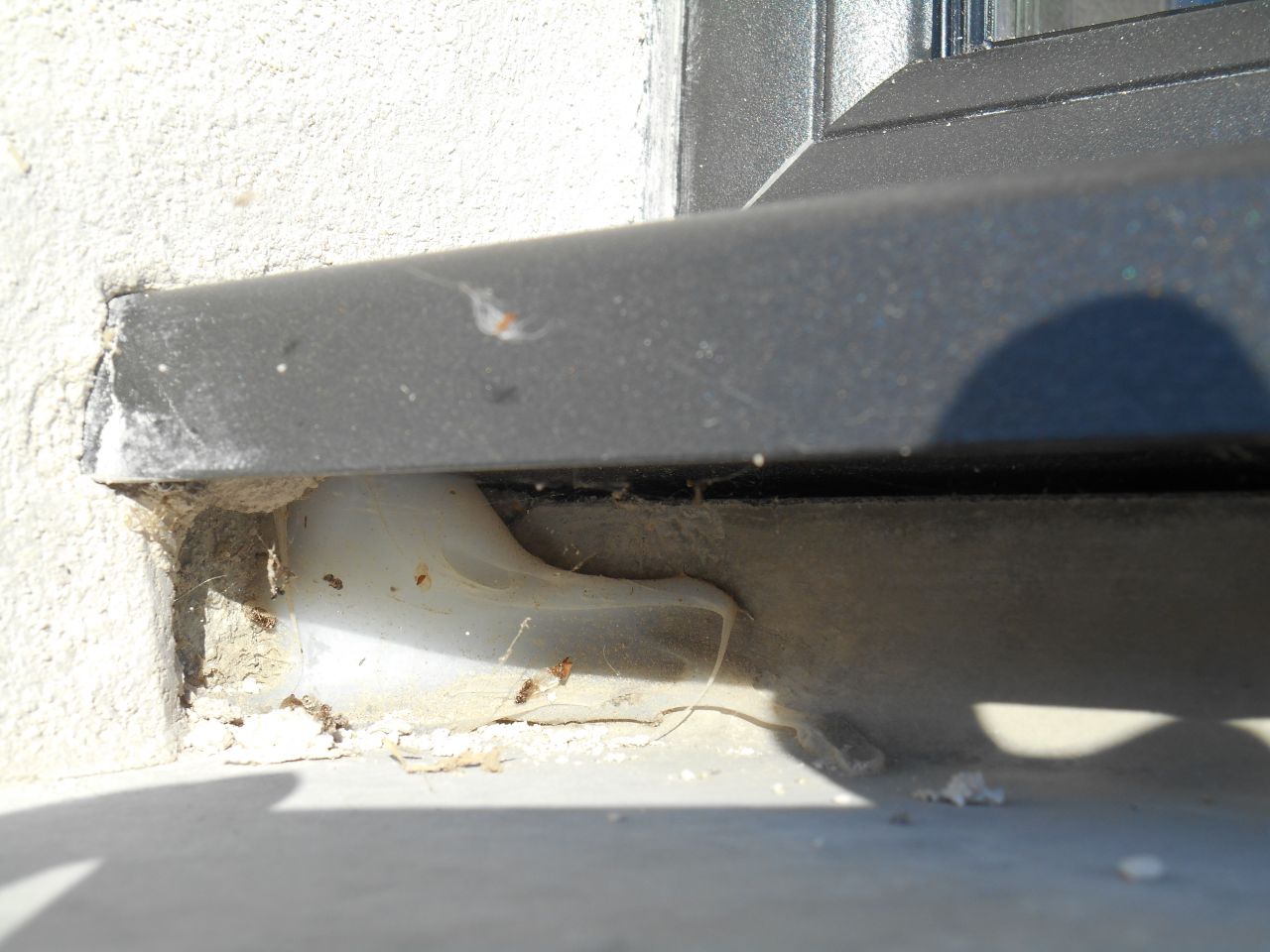 Bavures de mastic aux 3 fenetres du garage