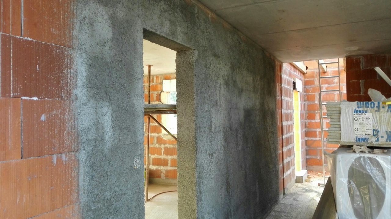 enduit d'accroche avant l'enduit des murs intérieurs