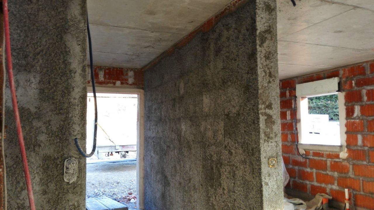 enduit d'accroche avant l'enduit des murs intérieurs