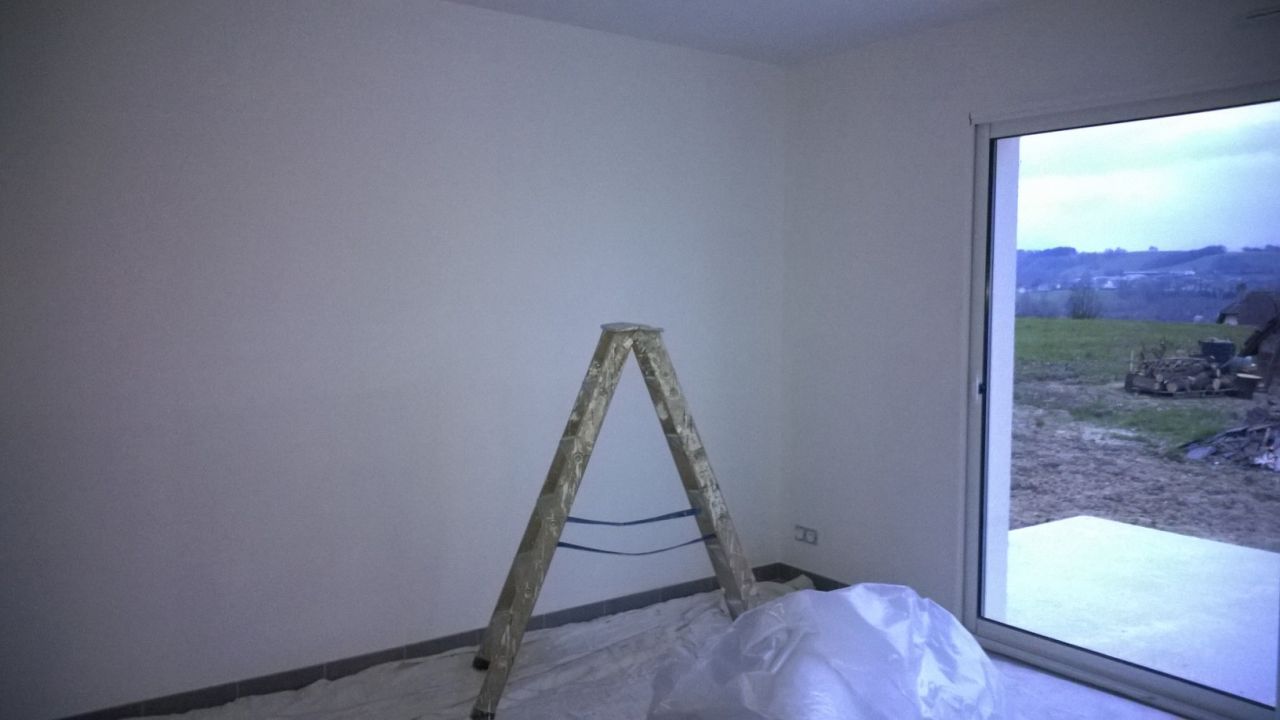 séjour mur blanc