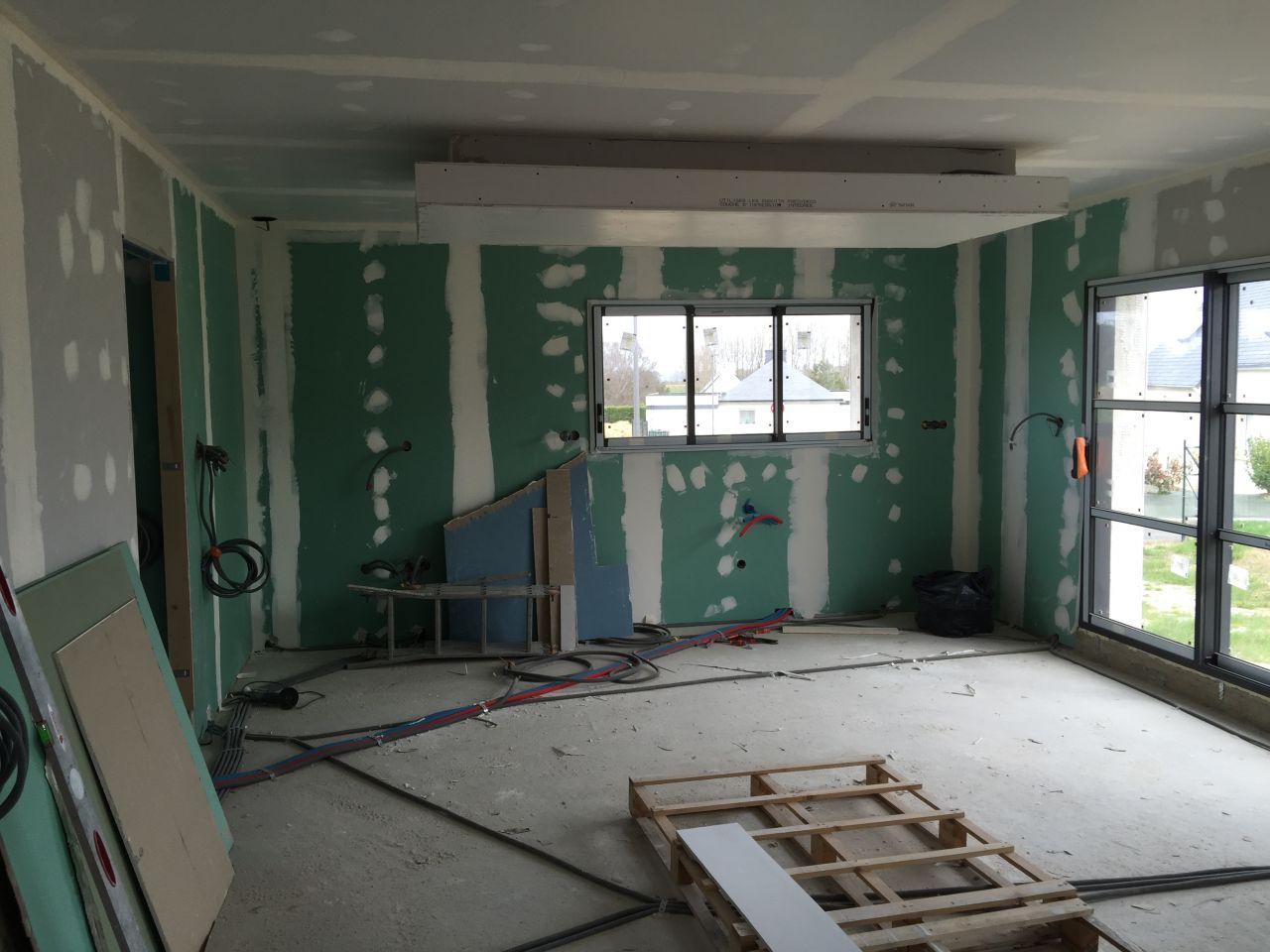 Faux plafond au dessus du futur ilot central. (Vue du séjour)
