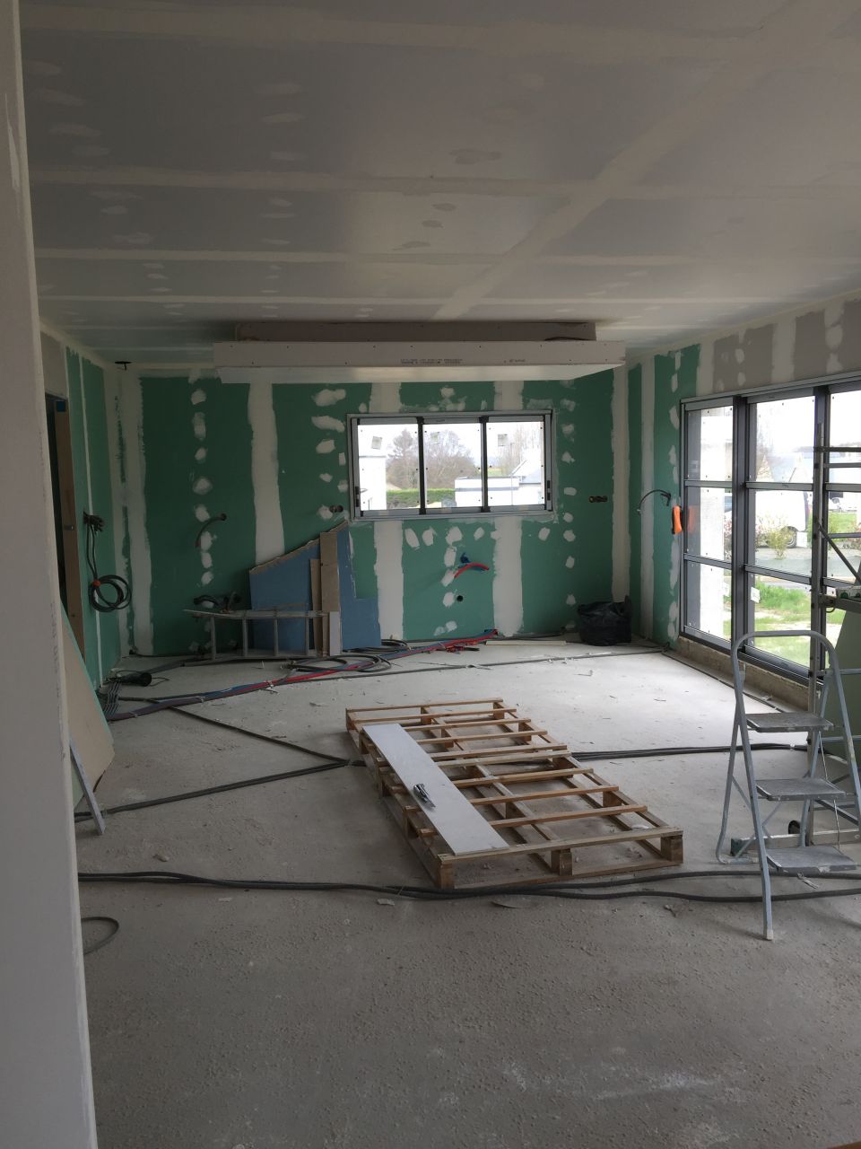 Faux plafond au dessus du futur ilot central. (Vue de l'entrée)