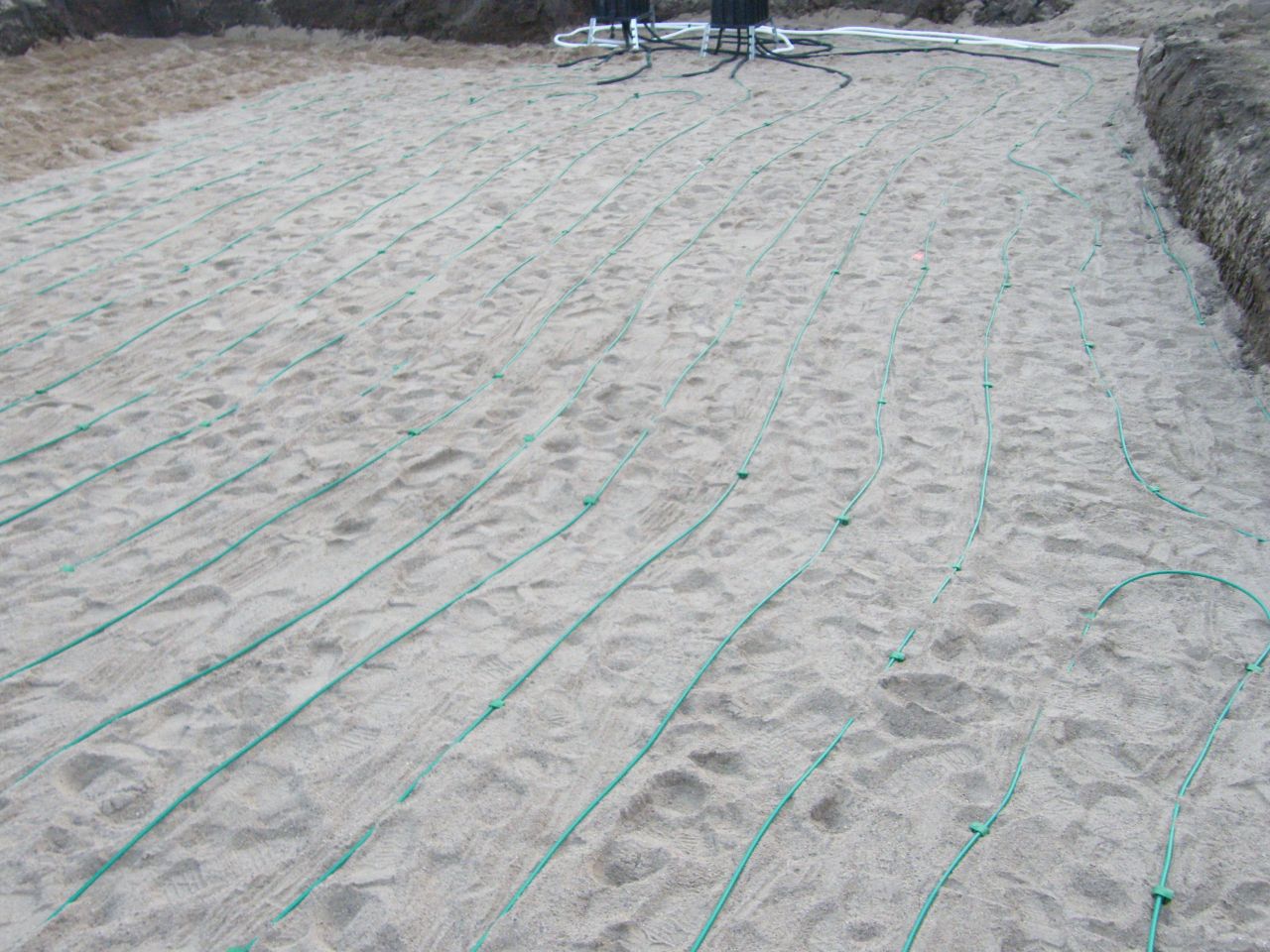 Mise en place sable sur capteurs de géothermie.